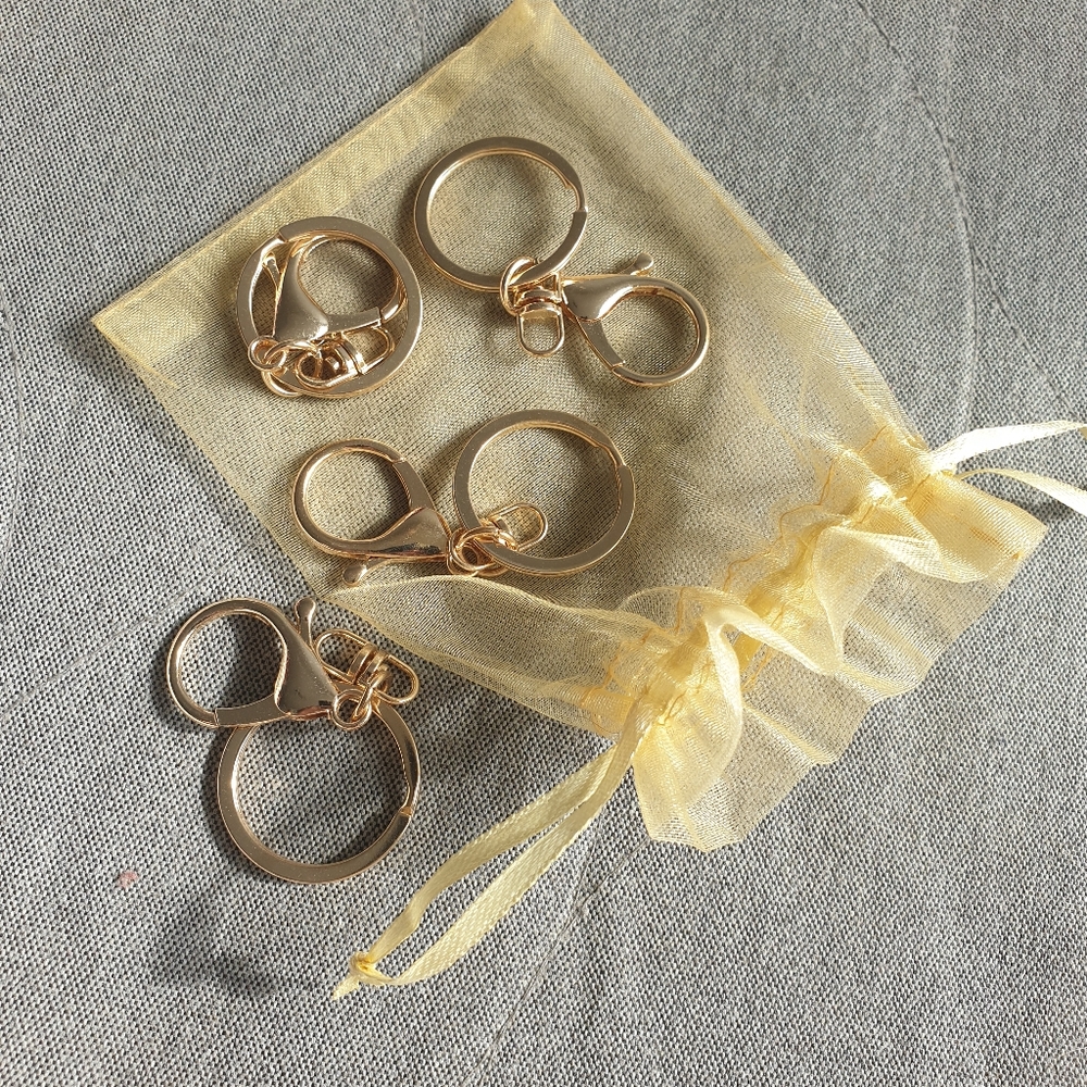 4️⃣ gold Key Chains